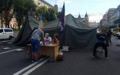 Полиция занялась палаткой, перекрывшей движение на Крещатике: появились новые фото