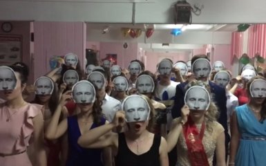 Российские школьники возмутили сеть масками Путина: опубликовано видео