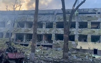 Російські військові авіаударом зруйнували пологовий будинок в Маріуполі