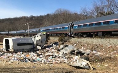 Поїзд з республіканцями зіткнувся зі сміттєвозом у США, є жертви