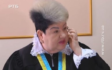 Насмешившая сеть женщина-судья ответила критикам: появилось видео