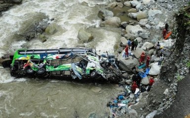 В Индии автобус упал в реку: есть жертвы
