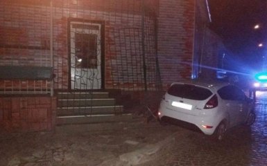 На Закарпатье пьяный прокурор устроил дебош и убегал от полицейских: фото с места событий