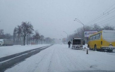 Киев завалило снегом, дороги замело, в соцсетях возмущаются: появились видео и фото