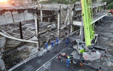 В ОП заявили про вже понад 20 загиблих через ракетний удар армії РФ по ТРЦ у Кременчуці