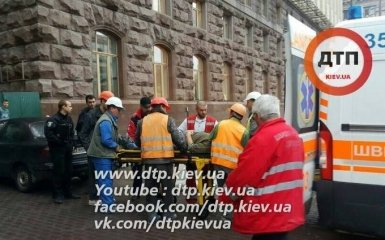 В самом центре Киева произошло жуткое ЧП с рабочим: опубликованы фото и видео