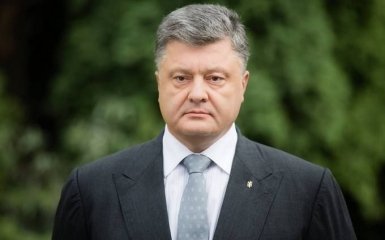 Порошенко выступил с пламенной речью о флаге и армии, которая не остановится: появилось видео