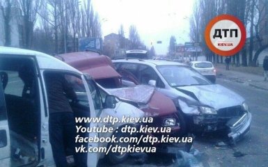 Масштабная авария парализовала четыре улицы в Киеве: появились фото