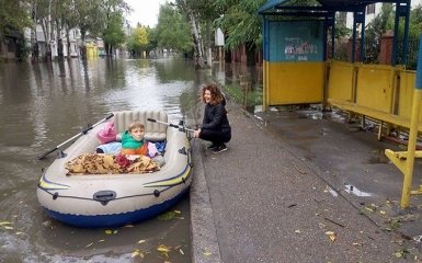 По затопленої Одесі на човні: в мережі з'явилися яскраві фото