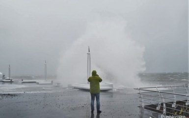 Многострадальную Одессу сильно потрепал ураган: появились фото и видео