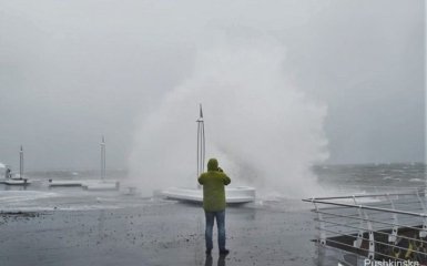 Багатостраждальну Одесу сильно поплескав ураган: з'явилися фото і відео