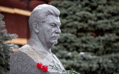 Украинские соцсети о цветах для Сталина от россиян: Он еще не умер, умерли они