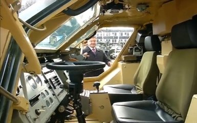 Порошенко випробував новітній український БТР: опубліковано відео