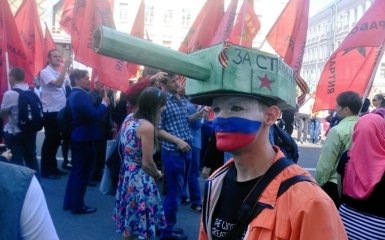 Россияне 9 мая надели на головы танки: появились смешные фото