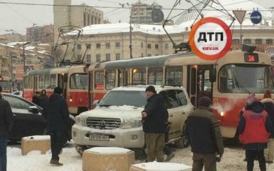 Дипломат на джипе устроил транспортный инцидент в центре Киева: появились фото