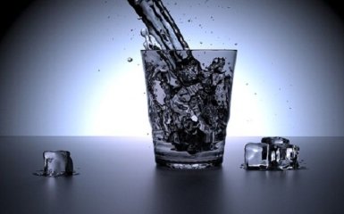 Дієтолог пояснила, коли та скільки пити води
