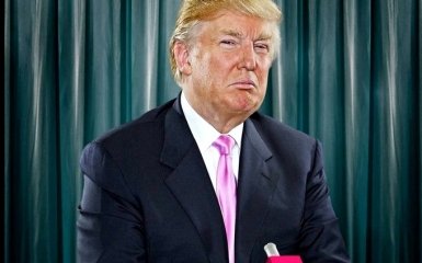 Завалить ноги на стол: появилось объяснение любви к Трампу в России