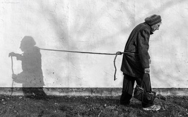 Сын снимает 93-летнюю мать, чтобы она чувствовала себя молодой: впечатляющие фото
