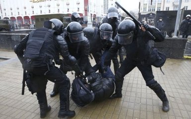 Милицию Беларуси, разгонявшую митинги, высмеяли жестким видео