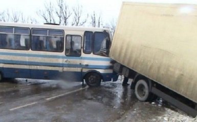 Во Львове маршрутка влетела в фуру, есть пострадавшие: опубликовано фото