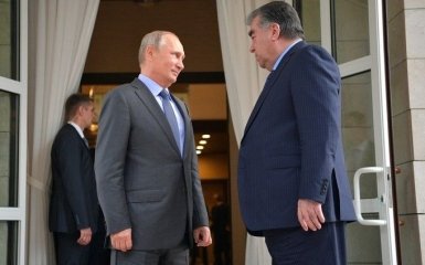 Словно к алтарю идут: в сети смеются над нежностями Путина и президента Таджикистана