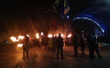 На Донбасі влаштували марш на честь Бандери: з'явилися яскраві фото