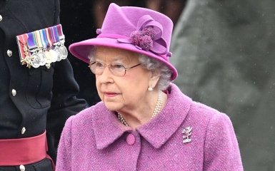 90-річна королева Великобританії прокотилася на поні в елегантному вбранні: з'явилися фото