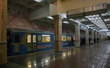 У Харкові жінка з двома дітьми стрибнула під поїзд метро
