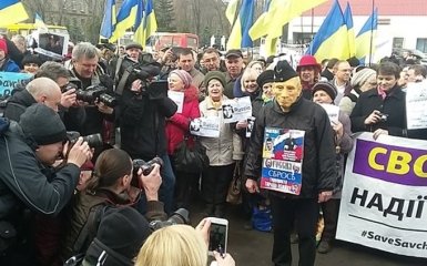 На новый митинг под посольством России пришел "Путин": опубликованы фото