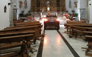 Испанец разгромил храм, спасаясь от "дьявола" - опубликовано видео