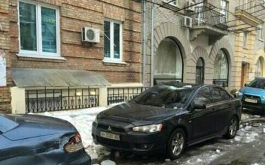 В Киеве лед "раздавил" машину: появились фото
