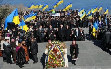 Азаров впал в ностальгию и обнаружил у Шевченко слова о «семье народов»