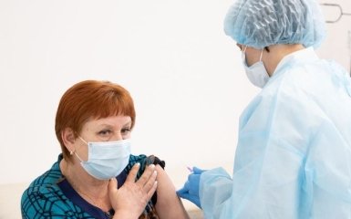МОЗ відкрило запис на щеплення від коронавіруса для жителів ОРДЛО і Криму