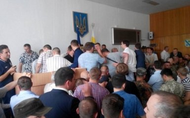 В облсовете Ровно вспыхнула драка с участием скандальных нардепов: появились фото и видео