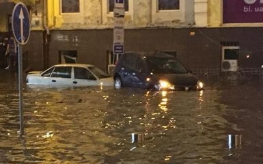 Центр Киева снова затопил ливень: появились жуткие фото и видео потопа