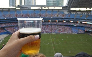 Английский футболист выпил пива во время матча: опубликовано видео