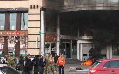 У Києві під офісною будівлею запалили шину: опубліковано фото