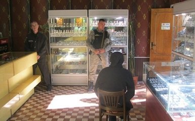 Под Одессой вооруженная женщина напала на ювелирку: появились фото и видео