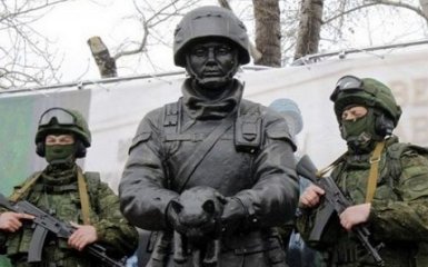 Якщо не Путін - то кіт: в мережі продовжують сміятися над пам'ятником "зеленому чоловічкові"