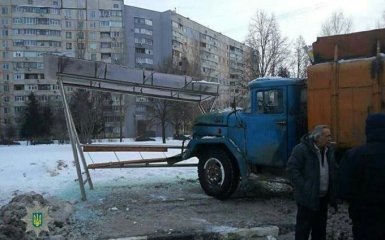 В Харькове мусоровоз влетел в остановку: опубликованы фото