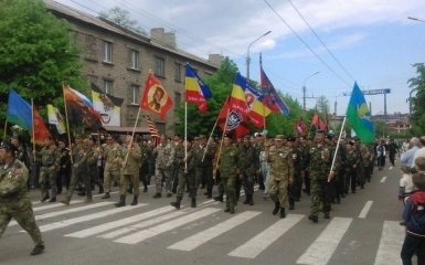 Бойовики на Донбасі відзначили День перемоги під прапором нацистів: фото конфузу