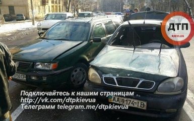 В Киеве сразу три машины попали в аварию: появилось видео