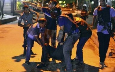 В Бангладеш террористы взяли в заложники посетителей кафе: полиция устроила штурм