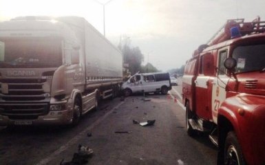 В жутком ДТП на трассе Киев-Чоп погибли двое людей: появились фото