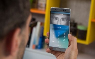 Сканер райдужки ока Samsung вдалося обдурити контактною лінзою: з'явилося відео