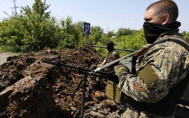 Стало известно, как российские военные стоят за спинами алкоголиков на Донбассе