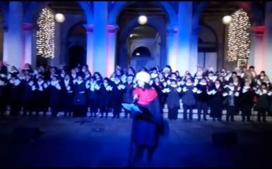 Український "Щедрик" виконали на одній з найкрасивіших площ світу: яскраве відео