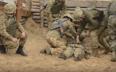 Как раненых выносят с поля боя: появилось эффектное видео тренировок ВСУ