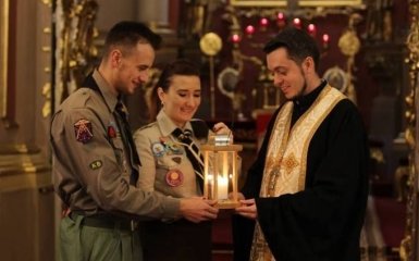 До Києва прибув Віфлеємський вогонь миру: в соцмережах з'явилися яскраві фото