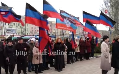 В ДНР со словами о фашистах принесли цветы Шевченко: опубликовано видео